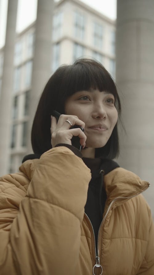 Retrato De Una Mujer Hablando Por Teléfono