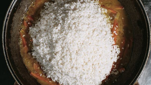 Gotowanie Ryżu Zapiekanka W żelaznym Garnku