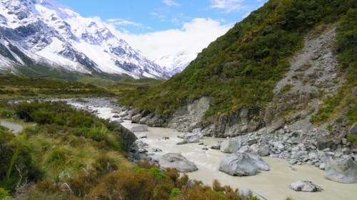 Roca De Rocas Rompiendo El Flujo De Un Río En Un Valle