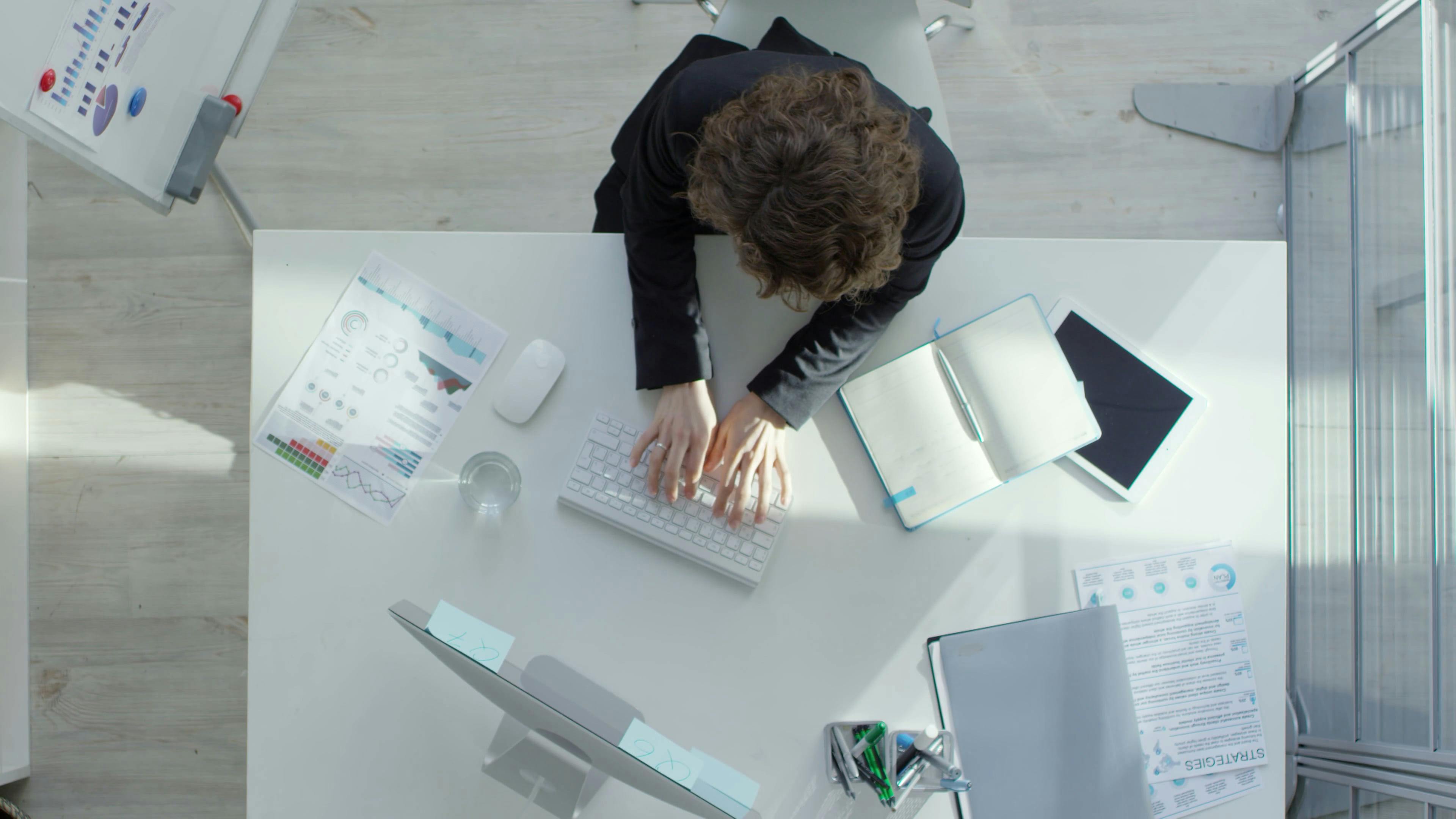 Eine Person Die An Einem Computer In Einem Büro Arbeitet · Kostenloses