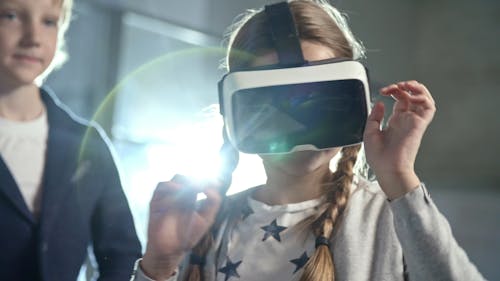 Seorang Gadis Mengenakan Headset Realitas Virtual