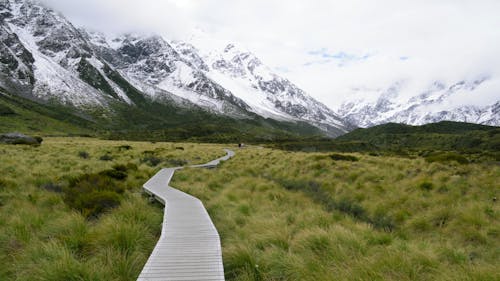 Une Promenade Construite Comme Un Sentier Vers Les Zones De Montagne