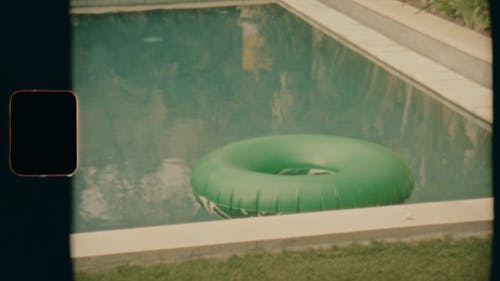 漂浮在游泳池中的空气救星的老镜头