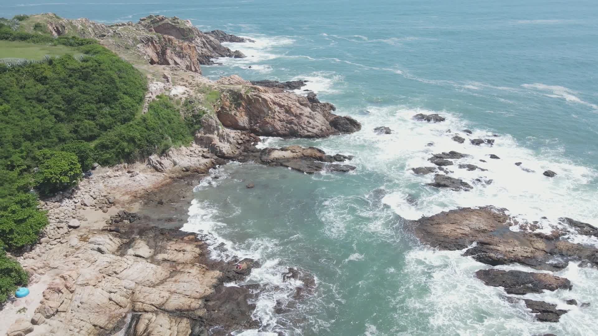 Vista Aérea Panorámica De La Costa Rocosa · Vídeo de stock gratuito