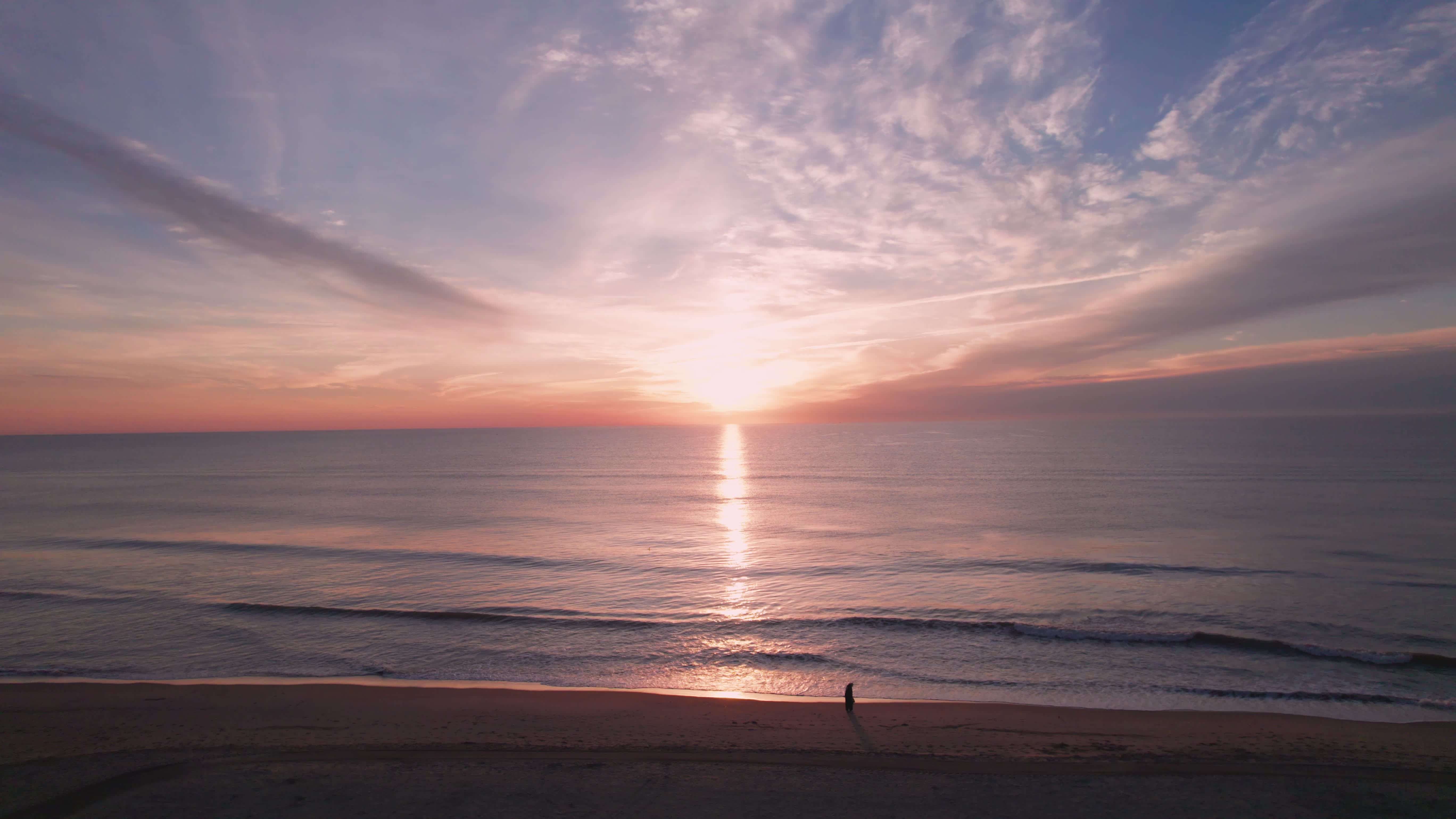 Atemberaubender Sonnenaufgang Am Strand Mit Wellen · Kostenloses Stock ...
