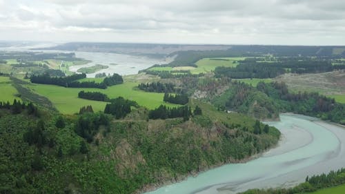 Een Rivier Snijdt Door Het Gebied Van Groen Grasland