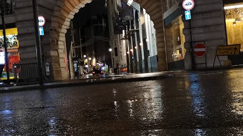 雨後倫敦大街上的道路維護工作