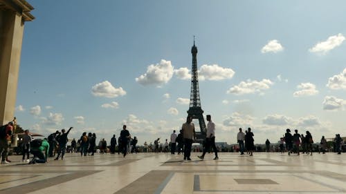 Turisti Che Visitano La Torre Eiffel A Parigi Francia