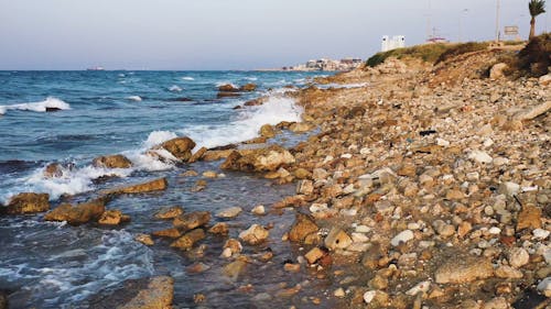 強烈的海浪撞擊多岩石的海岸線