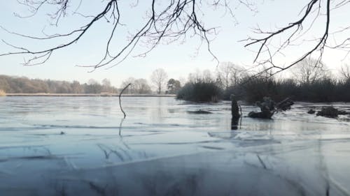 Un Lago Congelado Durante El Invierno