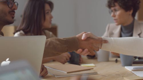 Uma Mulher Olhando Gráficos Em Um Smart Pad Em Uma Reunião De Negócios