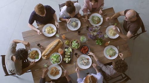 Grupo De Pessoas Comendo Juntas