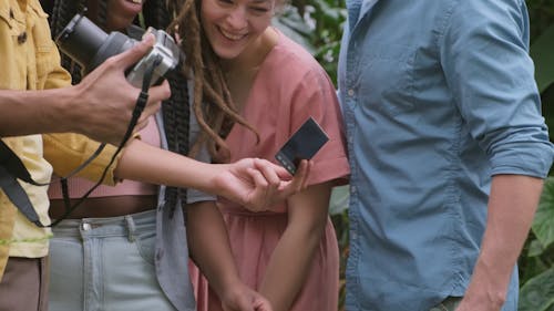 Um Grupo De Pessoas Olhando Para Uma Foto Tirada De Uma Polaroid