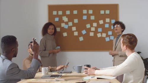 Personnes Ayant Une Réunion Et Une Discussion Au Travail