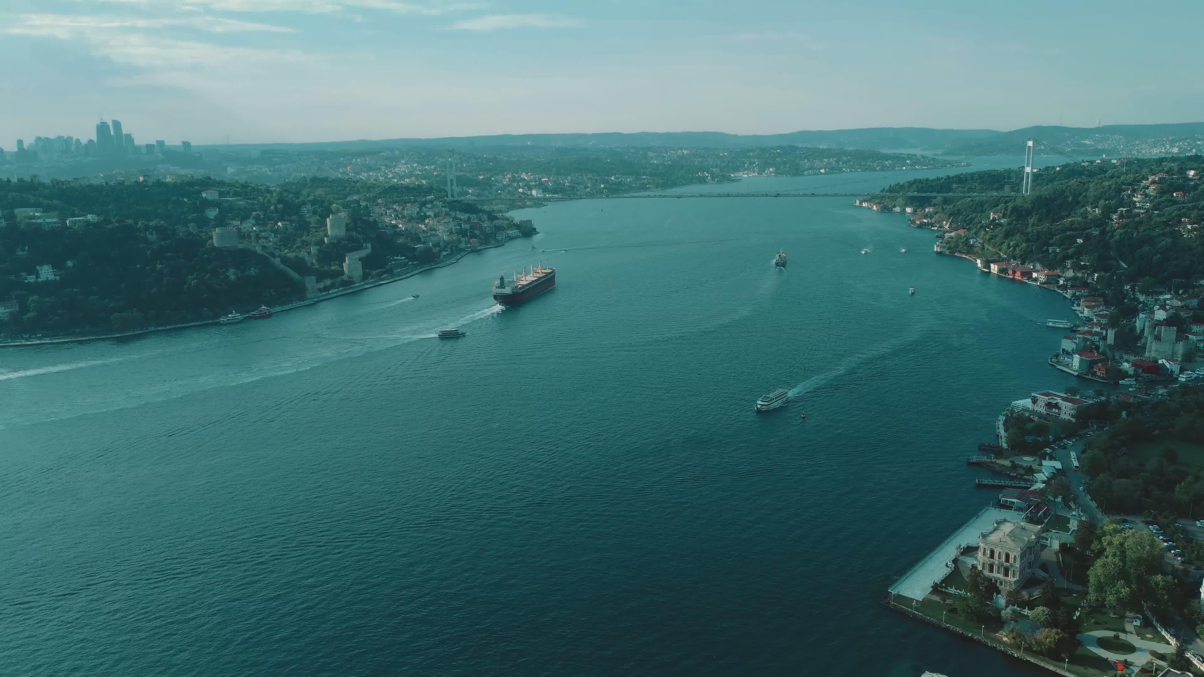 Vista Aérea Del Estrecho Del Bósforo En Estambul · Vídeo de stock gratuito