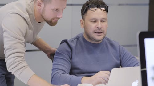 Ein Mann Bespricht Mit Seinen Mitarbeitern Einen Job, Den Er Auf Seinem Laptop Erledigt Hat