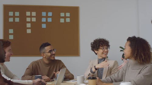 Femme Se Présentant à Son équipe Au Travail