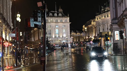 Городская улица дождливой ночью
