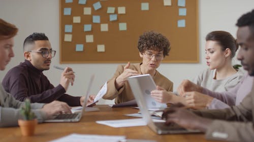 Grupo De Pessoas Discutindo Em Uma Reunião De Negócios