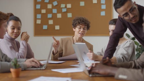 Groupe De Personnes Partageant Des Idées Au Travail