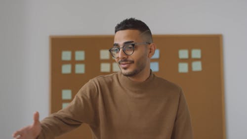 Un Hombre Saludando A Un Grupo En Una Reunión De Negocios Agitando Sus Manos