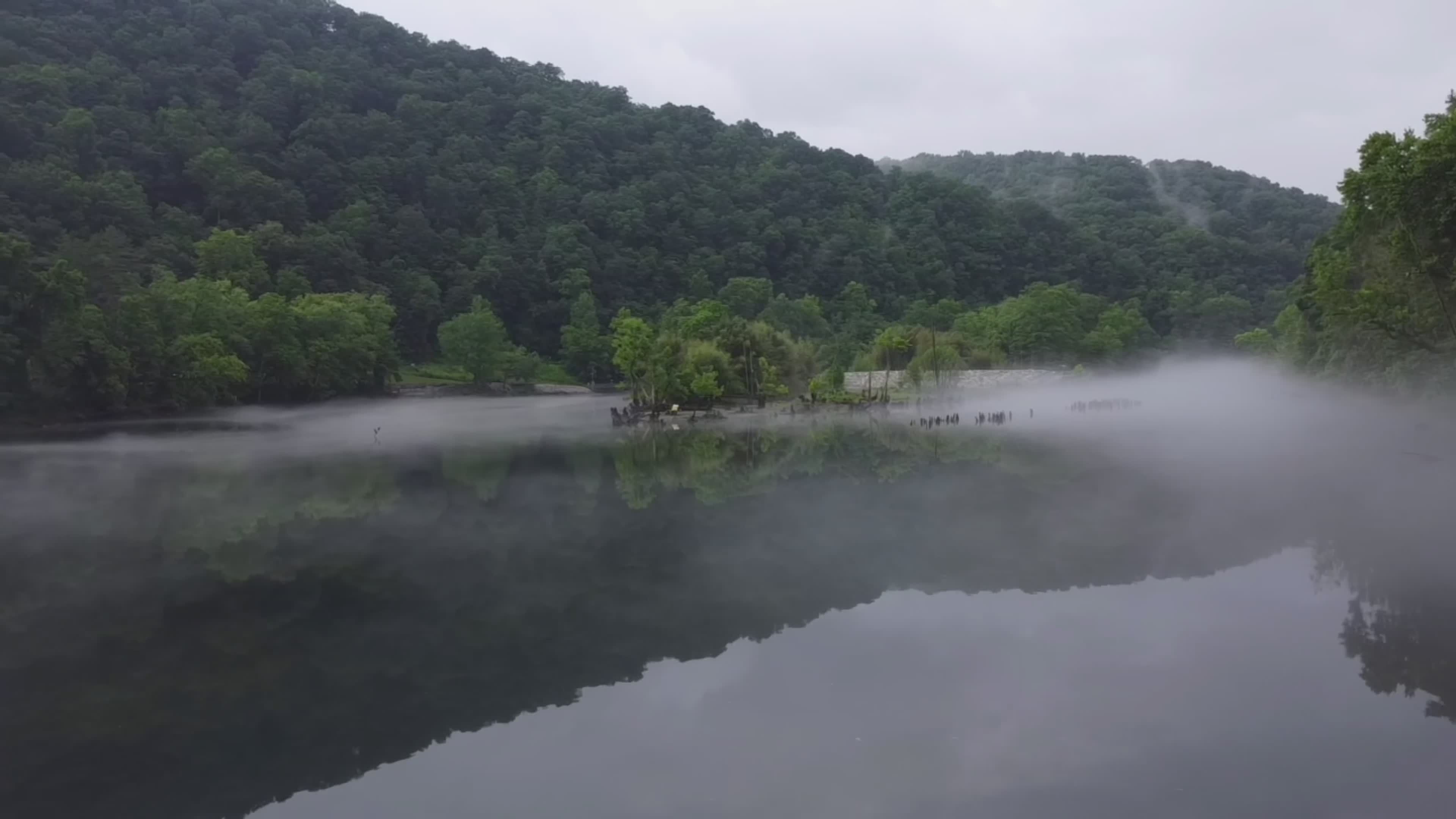Paisaje Sereno Y Brumoso De Un Río En Tennessee · Vídeo de stock gratuito