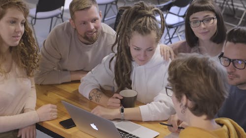 Femme Discutant Avec Ses Collègues