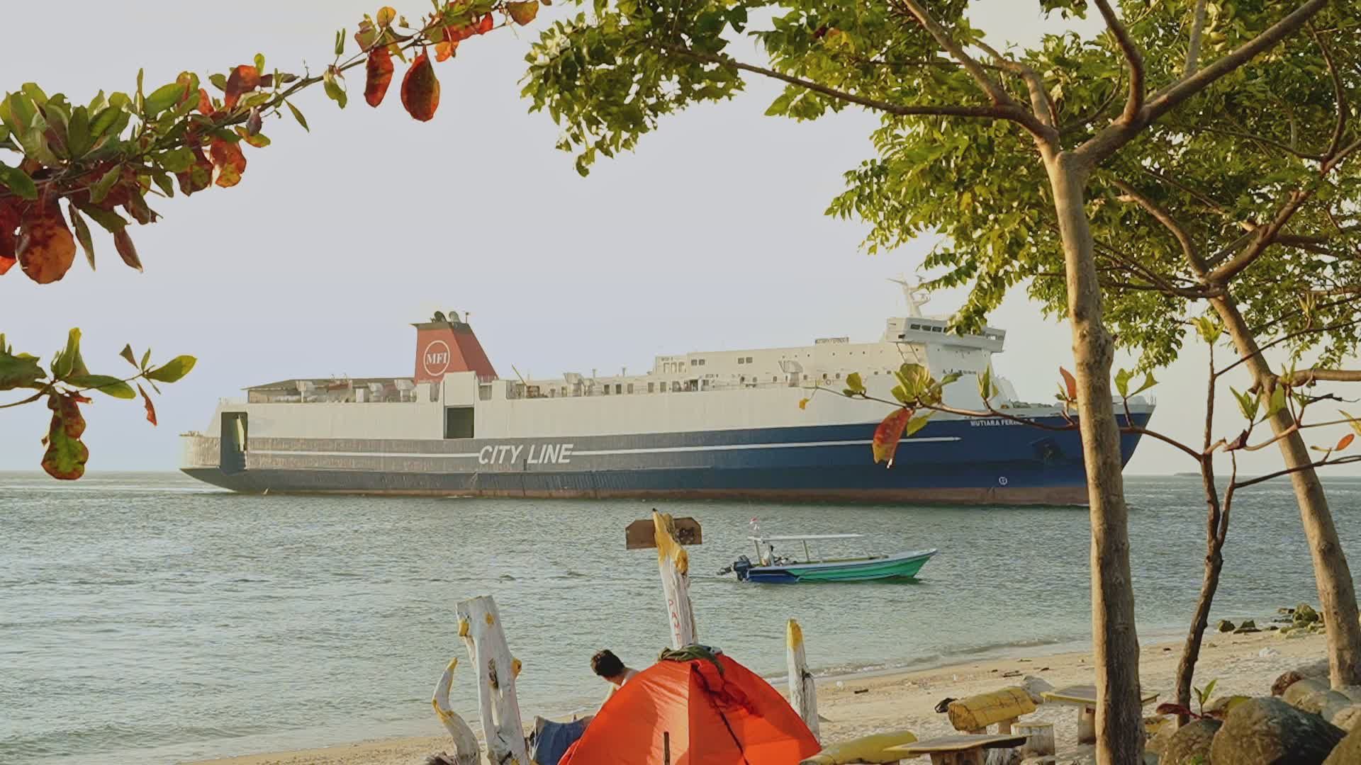 Pemandangan Pantai Yang Semarak Dengan Kapal Feri Yang Lewat Di ...