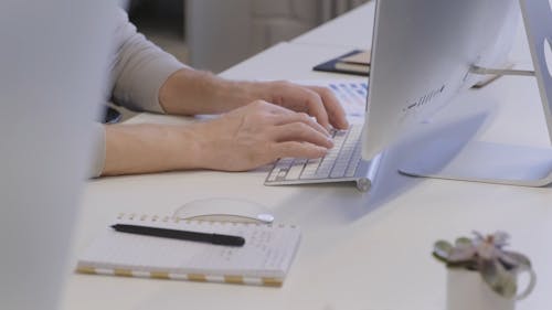 一個人的手在電腦鍵盤上打字