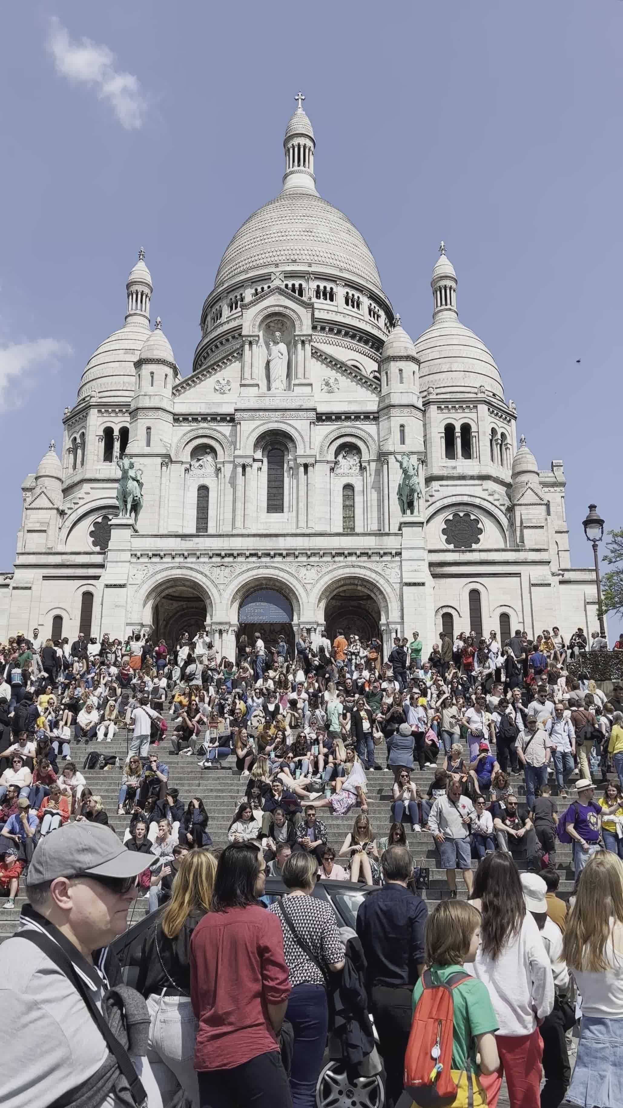 Multitudes En La Basílica Del Sacré Cœur De París · Vídeo de stock gratuito