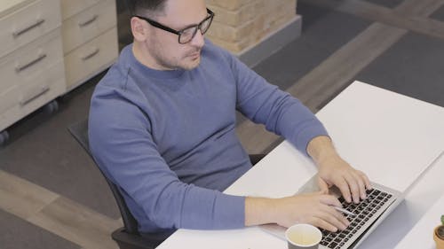 Un Hombre Ocupado Usando Una Computadora Portátil En Su Lugar De Trabajo