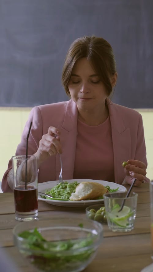 野菜のサラダとパンを食べる女性