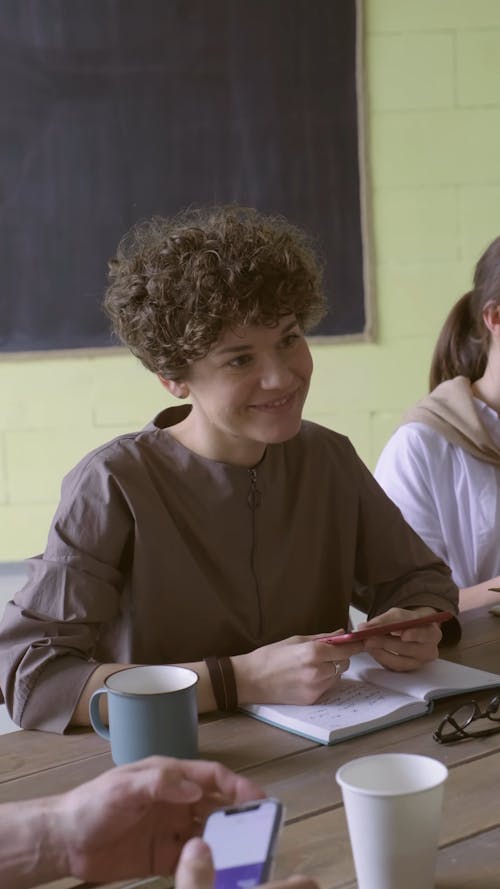 Een Zittende Vrouw Praten In Een Zakelijke Bijeenkomst