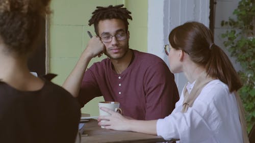 Un Hombre Y Una Mujer Hablando En El Lugar De Trabajo Durante La Pausa Para El Café