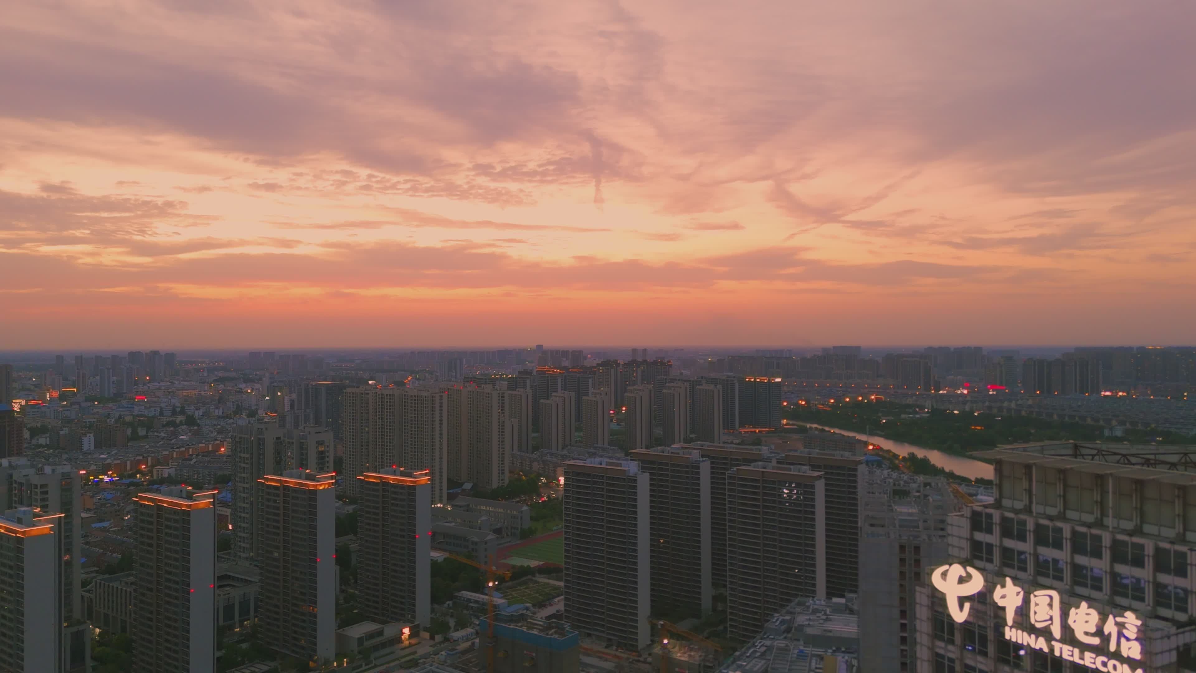 有关傍晚的城市景观, 全景, 冷靜, 剪影, 周围, 地平線, 城市, 城市日落, 城市景观, 城市的燈光, 城市视界, 多彩的天空, 大氣的 ...
