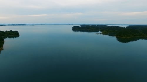 Danau Besar Rumah Bagi Sekelompok Pulau