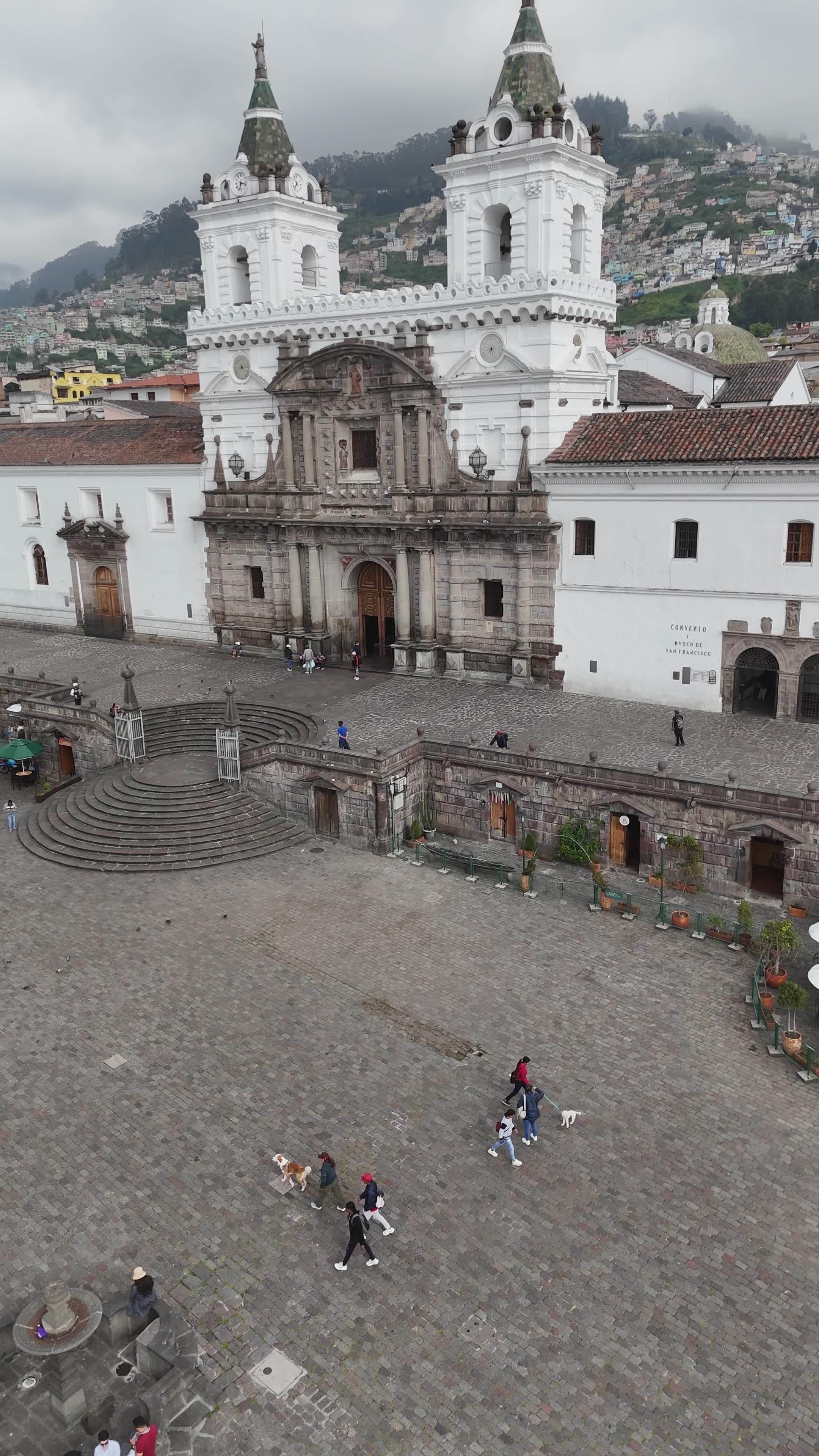Impresionante Vista Aérea De El Panecillo De Quito · Vídeo de stock ...