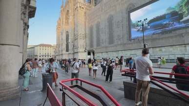 duomo di milano scene with tourists