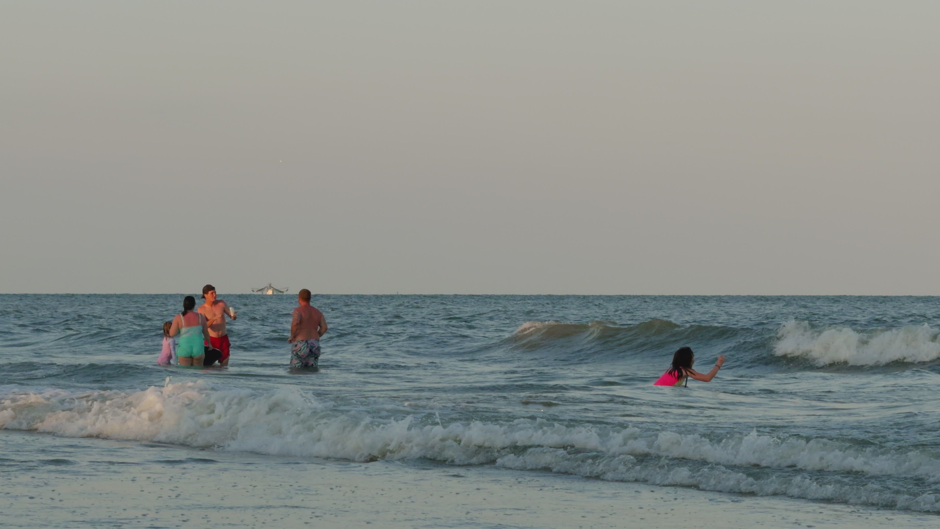 Familj Njuter Av En Livlig Dag På Stranden · Kostnadsfri video