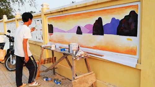 Seorang Seniman Bekerja Melakukan Lukisan Jalanan Di Dinding