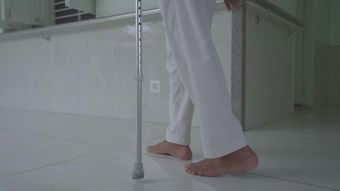 老人推门视频素材视频素材