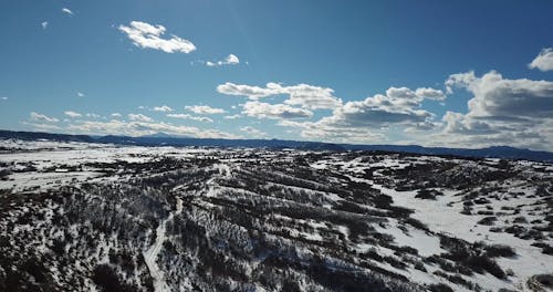 Кадры с дрона заснеженной горы