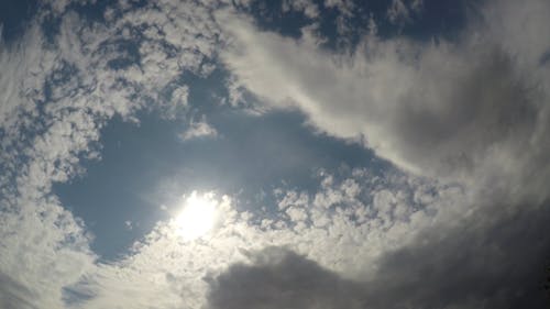 Образование облаков, скрывающее солнце в небе