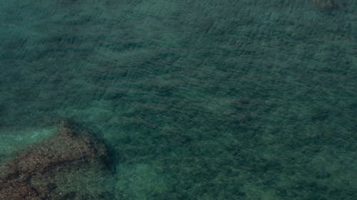 Images Aériennes De La Surface De La Mer Avec Des Rochers Visibles Sur Le Fond Marin