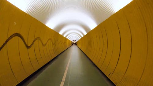 人々が通路を使用するための長いトンネルの使用