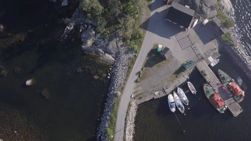 在島上的一個碼頭的無人機畫面