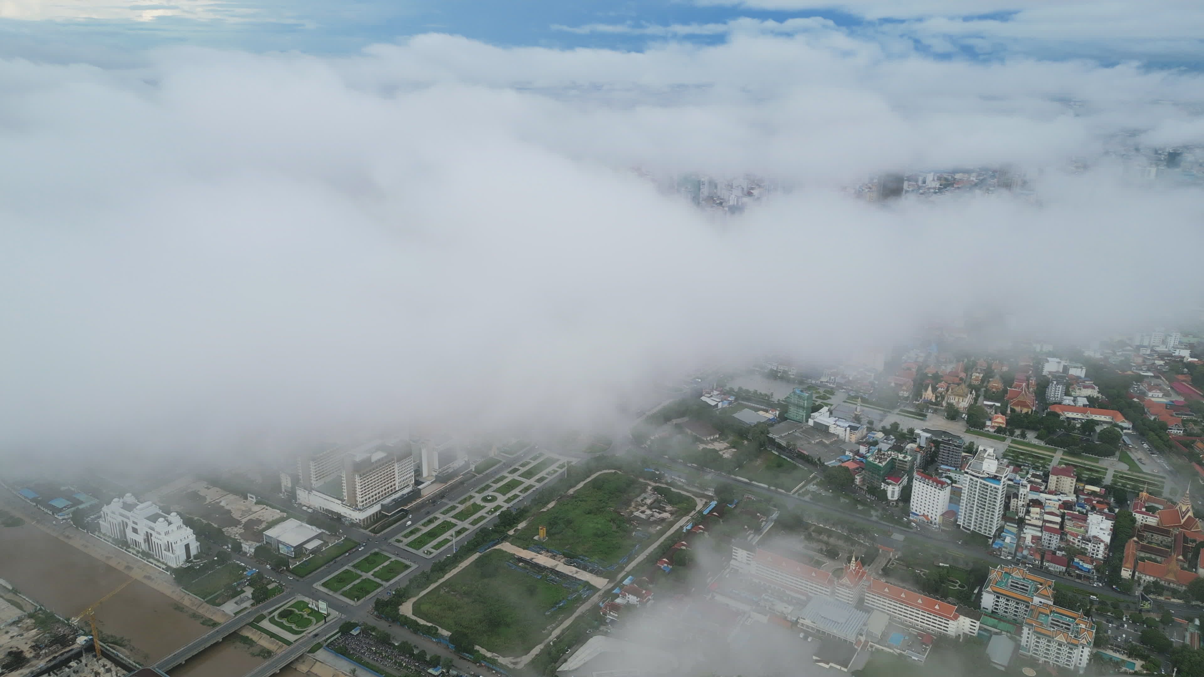 云雾笼罩下的城市景观鸟瞰图 · 免费素材视频