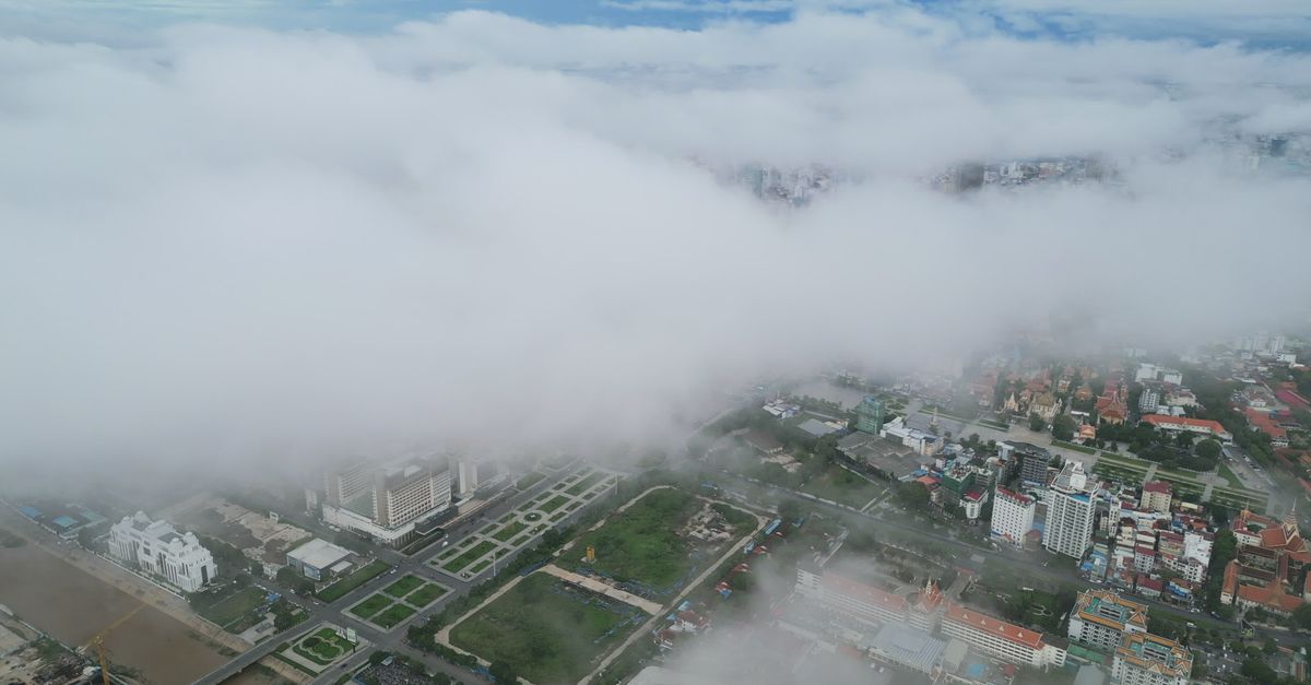 云雾笼罩下的城市景观鸟瞰图 · 免费素材视频