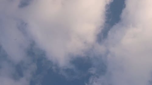 Niebla De Nubes Blancas Desapareciendo En El Cielo