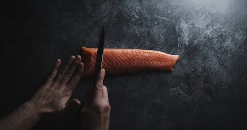 Trancher Un Morceau D'une Tranche De Viande De Saumon à L'aide D'un Couteau